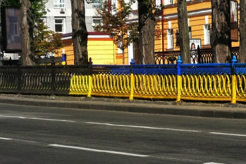 Какова судьба заборов, окрашенных в национальные цвета?