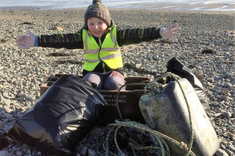 П'ятирічний хлопчик очищає пляжі Ірландії від сміття: історія маленького героя