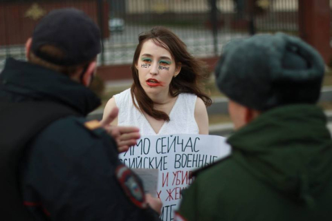 Пікет дівчини у Москві: "Російські солдати гвалтують та вбивають українських жінок"