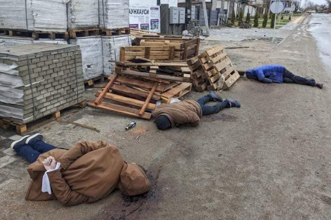 Тіла мирних жителів, убитих російськими військами, лежать на вулицях Бучі