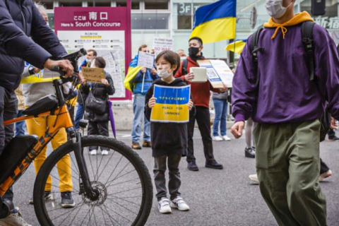 Япония вводит санкции против России и принимает украинских беженцев