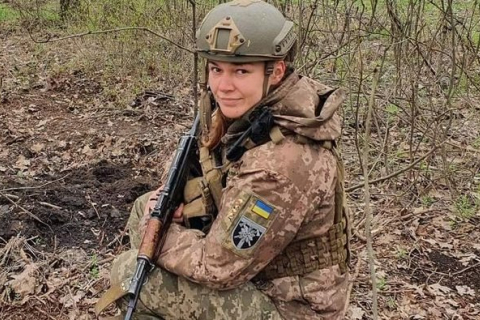 Українська жінка-офіцер захищає свою країну зі зброєю у руках. Її хвалять за хоробрість
