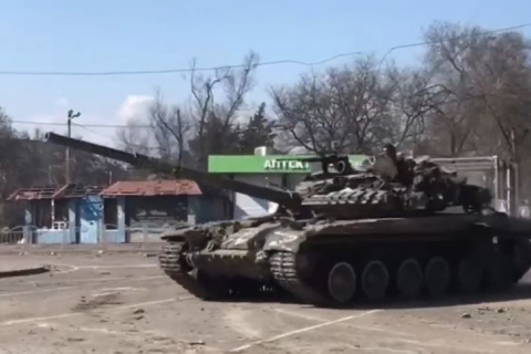 Как русские развлекаются в блокадном Мариуполе: Танковый дрифтинг
