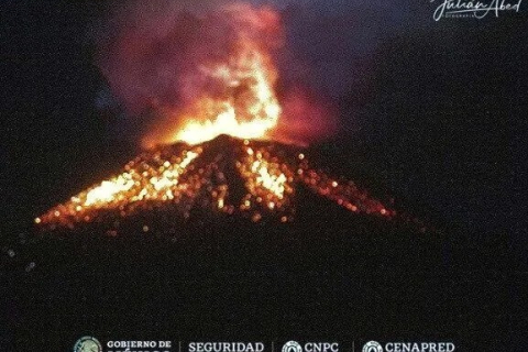 У Мексиці один із найнебезпечніших вулканів Попокатепетль почав викидати попіл (ВІДЕО)