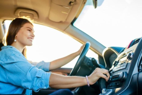 Шведським підліткам дозволено водити седани та вантажівки без прав (ВІДЕО)