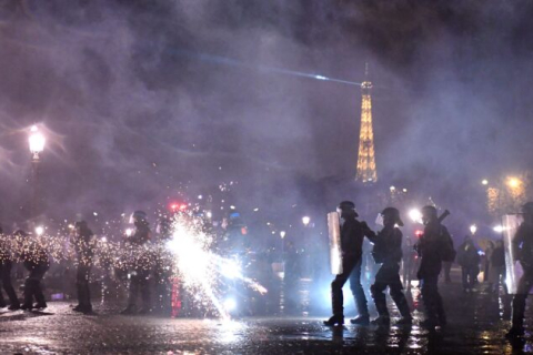 Протести у Франції переросли в насильство: поліція використовує водомети (ВІДЕО)