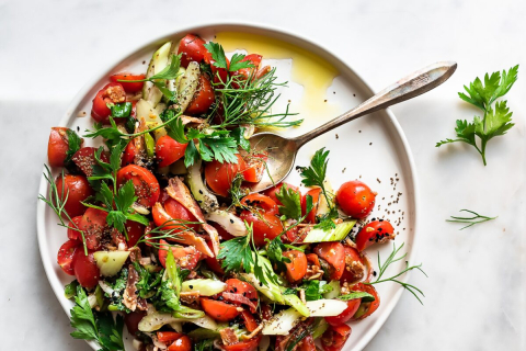 Салат з помідорами черрі, селерою та беконом