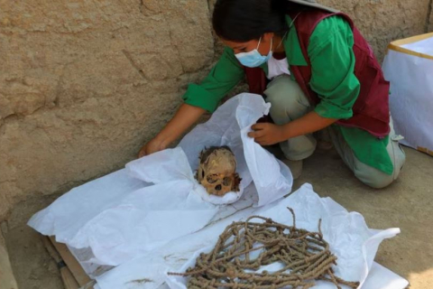 В Перу археологи нашли мумию подростка, завернутую в сверток