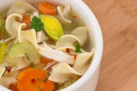 Заспокійливий курячий суп з домашньою локшиною (Рецепт)