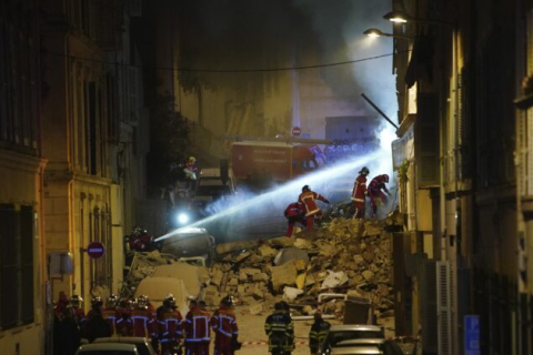 Два тіла знайдено, вісім зникли безвісти після обвалення будівлі в Марселі (ВІДЕО)