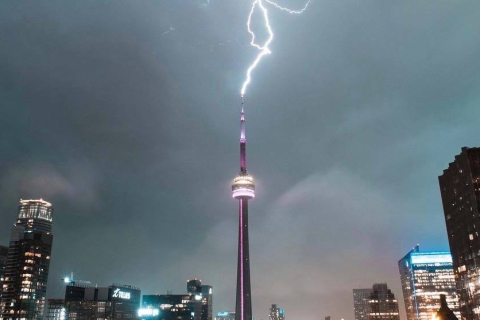 Блискавка вдарила у вежу CN у Торонто (ВІДЕО)