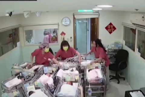 Співробітниці пологового будинку рятували немовлят під час землетрусу (ВІДЕО)