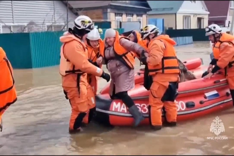Из-за наводнения в российском городе Орск эвакуированы 2 тысячи человек