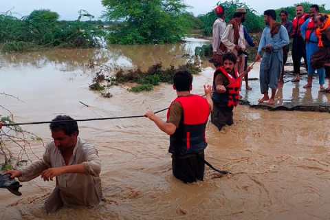 Сильні дощі та град забрали життя 10 людей на північному заході Пакистану (ВІДЕО)