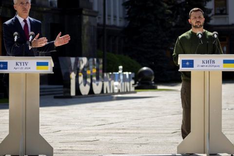 Глава НАТО під час візиту до Києва заявив, що потоки озброєнь до України збільшаться