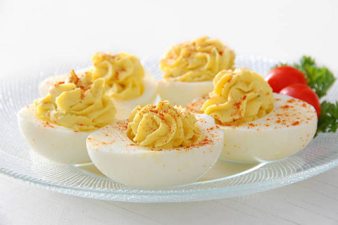 Фаршировані яйця — улюбленці святкових обідів (Рецепт)