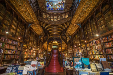 Самый богато украшенный в неоготическом стиле книжный магазин Livraria Lello в Португалии