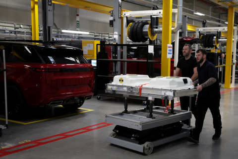 Британський Jaguar Land Rover призупинить поставки до США через тарифи (ВІДЕО)
