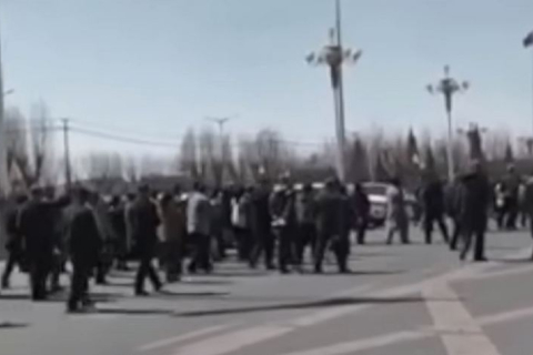 Китайские пенсионеры вышли с протестом к зданию Управления социального обеспечения