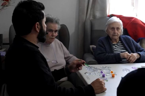 15-річне очікування для мігрантів на ILR загрожує нестачею персоналу в будинках для людей похилого віку у Британії (ВІДЕО)