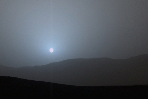 Марсоход запечатлел закат солнца над пустынным Марсом