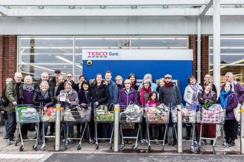 Посетители супермаркета в Англии протестуют против ненужной упаковки: акция Plastic Attack!