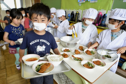 Как обедают школьники в Японии: программа здорового питания, к которой приучают с детства