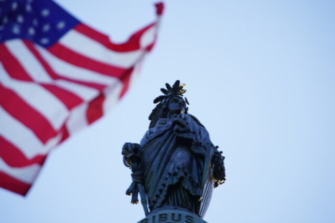 Перед Капитолием в США подняли флаги в честь Всемирного дня Фалунь Дафа