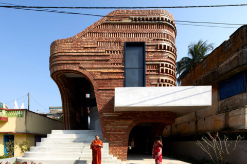 Общественный центр в стиле древних храмовых зданий из терракоты построили в Индии (ФОТО)