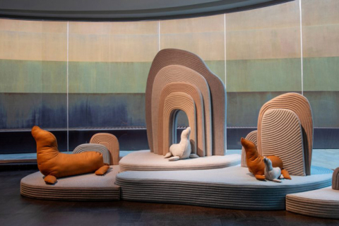 Дизайнер создала в музее мягкий уголок в виде пейзажа с животными (ФОТО)