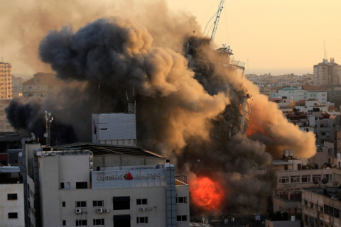 Израильские самолёты разрушили 14-этажную башню в городе Газа. ФОТОрепортаж
