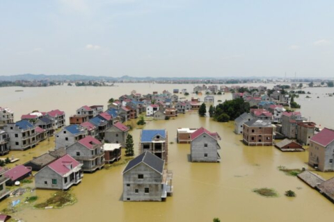 Вода в 71 річці Китаю піднялася до максимуму. Влада попередила жителів про великі повені по всій країні