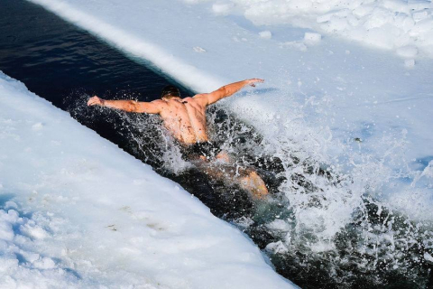 Плавання в холодній воді — це пригода, яку ви неодмінно повинні спробувати