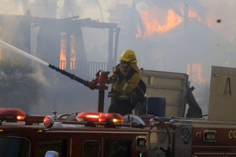 Пожары уничтожили многомиллионные особняки в Калифорнии