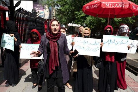 У Кабулі десятки жінок вийшли на демонстрацію проти повного хіджабу