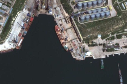 Російські кораблі у Криму завантажують украденим українським зерном. Тим часом Кремль звинувачує Захід у провокуванні Голодомору