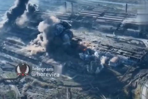 Кадры с беспилотника о нападении России на завод "Азовсталь" в Мариуполе, вопреки объявленному прекращению огня