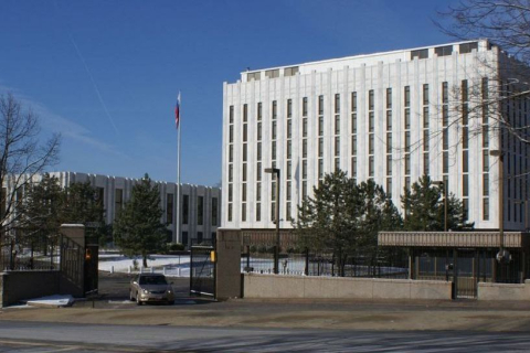 Российским дипломатам в США "угрожали и заманивали" ФБР, утверждает посол