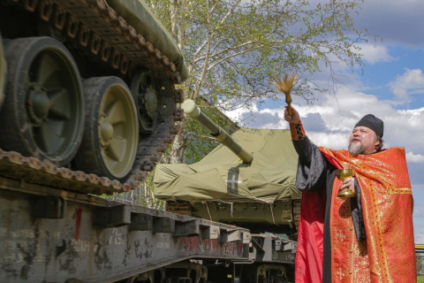 Российский дьякон освящает самые смертоносные танки России перед отправкой в Украину