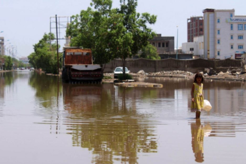По меньшей мере 31 йеменец погиб в результате проливных дождей и наводнения в раздираемой войной стране, сообщает ООН