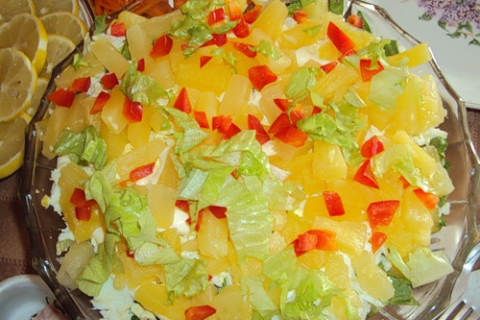Салат з ананасами під ніжним соусом