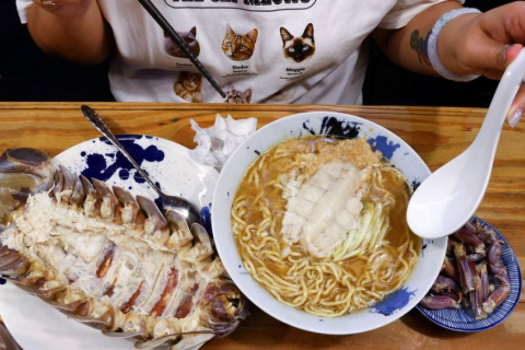 Ресторан в Тайбэе готовит блюда из гигантских изоподов для отважных посетителей