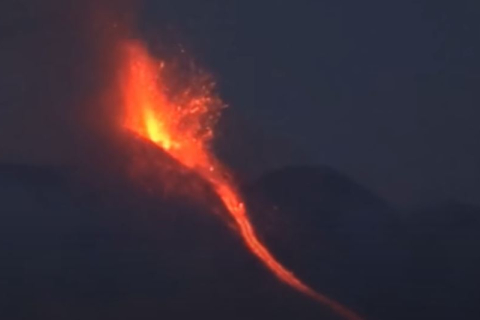 Сицилийский вулкан Этна обрушивает пепельный дождь на Катанию, нарушая авиасообщение