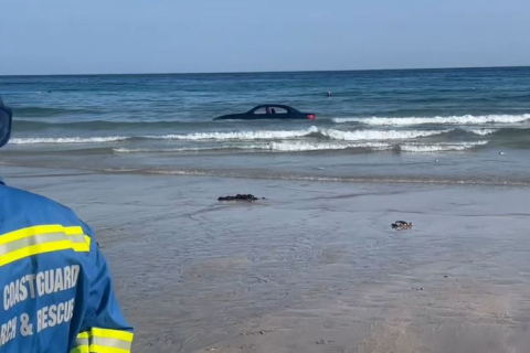 В Англії змило в море BMW після паркування на пляжі (ВІДЕО)