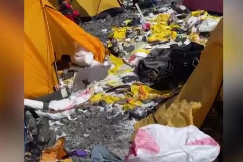 Альпініст пролив світло на сміття, залишене в таборах на Евересті (ВІДЕО)