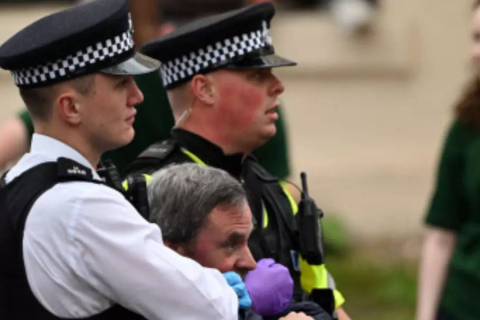 Коронация в Лондоне: предотвратить беспорядки важнее права на протест — арестованы 52 человека