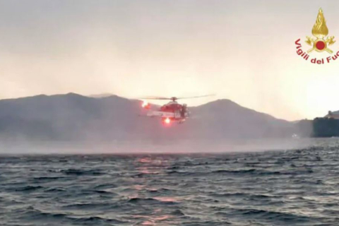 4 человека погибли после того, как туристическая лодка перевернулась во время шторма на итальянском озере
