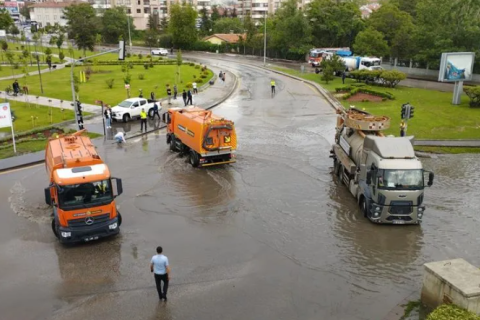 Сильна злива з градом призвела до повеней у столиці Туреччини (ВІДЕО)