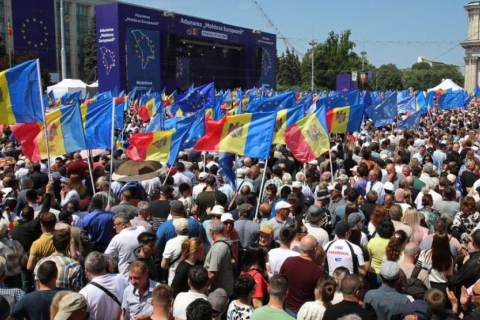 Молдова: Десятки тисяч людей зібралися на проєвропейський мітинг (ВІДЕО)