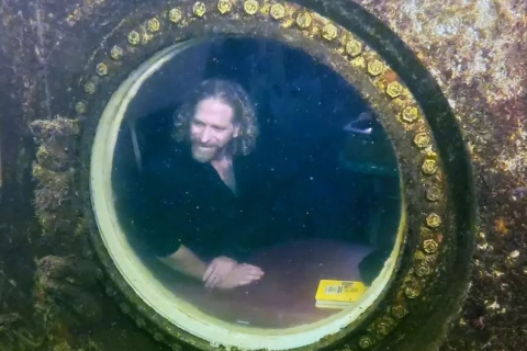 Исследователи изучают здоровье 55-летнего человека, живущего под водой